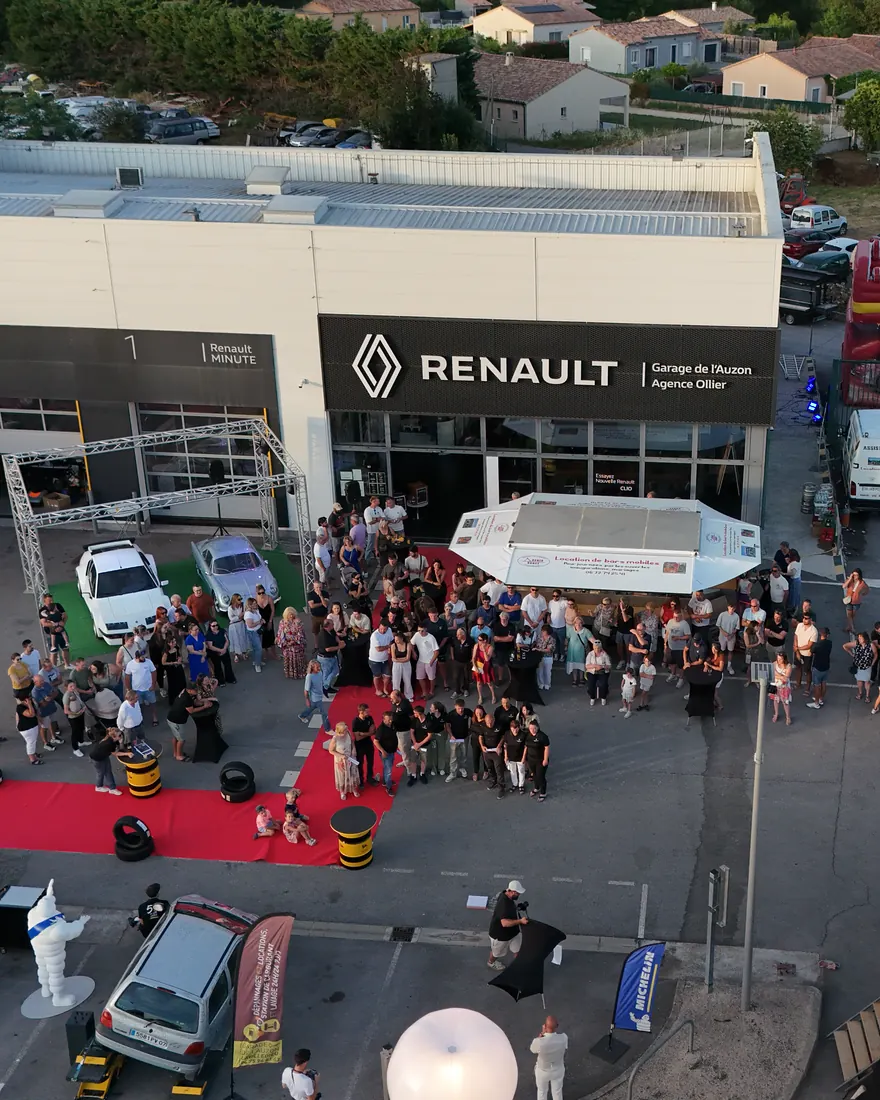 Vue aérienne des 50 ans du Garage de l’Auzon, concession Renault
