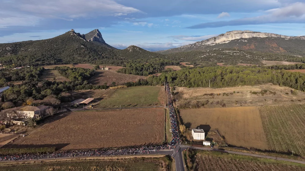 Vista aerea dei 4.500 corridori del Nature MarathonMan, con il pic Saint-Loup e l’Hortus