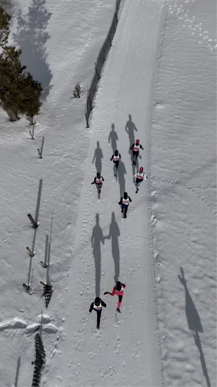 I corridori del Trail Blanc nella neve, visti dal drone