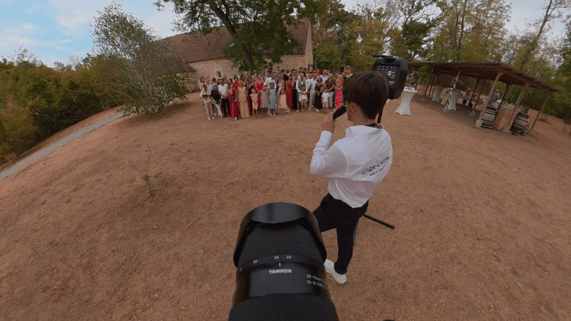 Mathieu riunisce e anima al microfono gli invitati per una grande foto di gruppo
