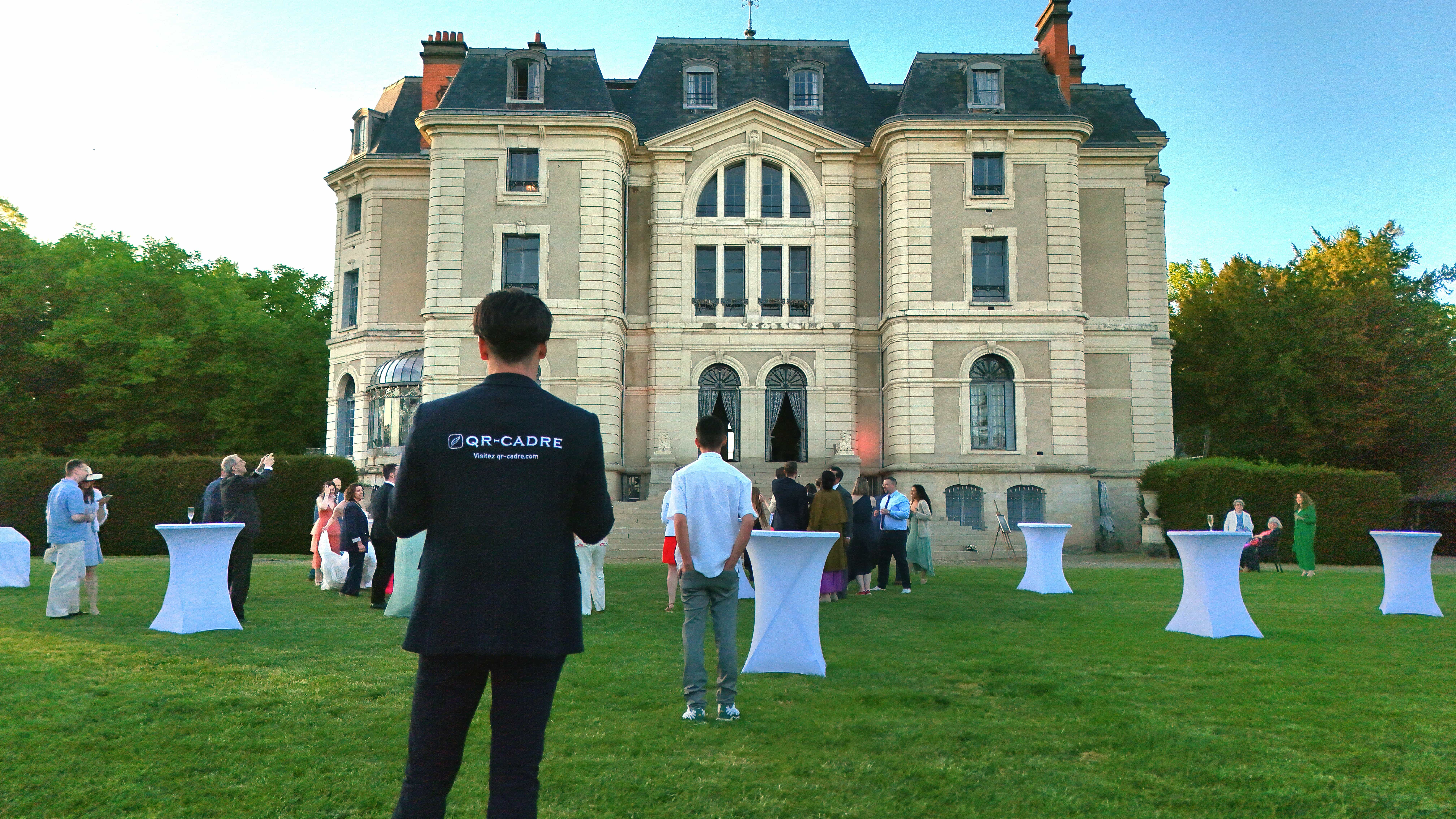 Photographe QR-cadre de dos pendant un mariage
