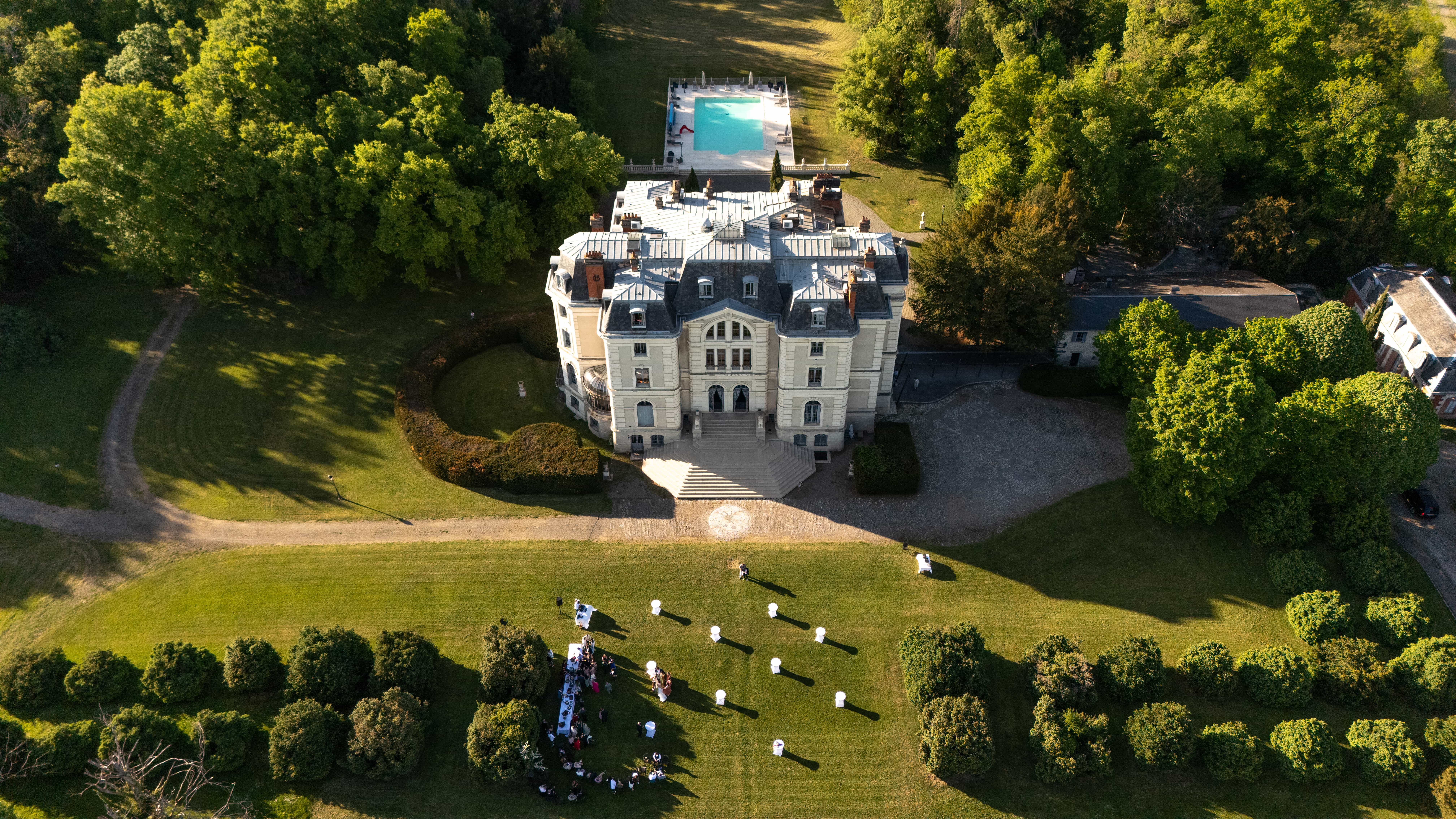 Photographe QR-cadre pilotant un drone