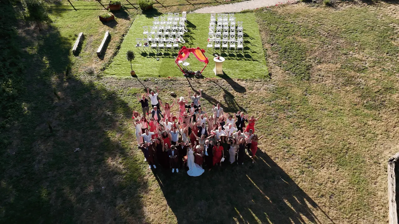 Photo de groupe réalisée pendant un mariage