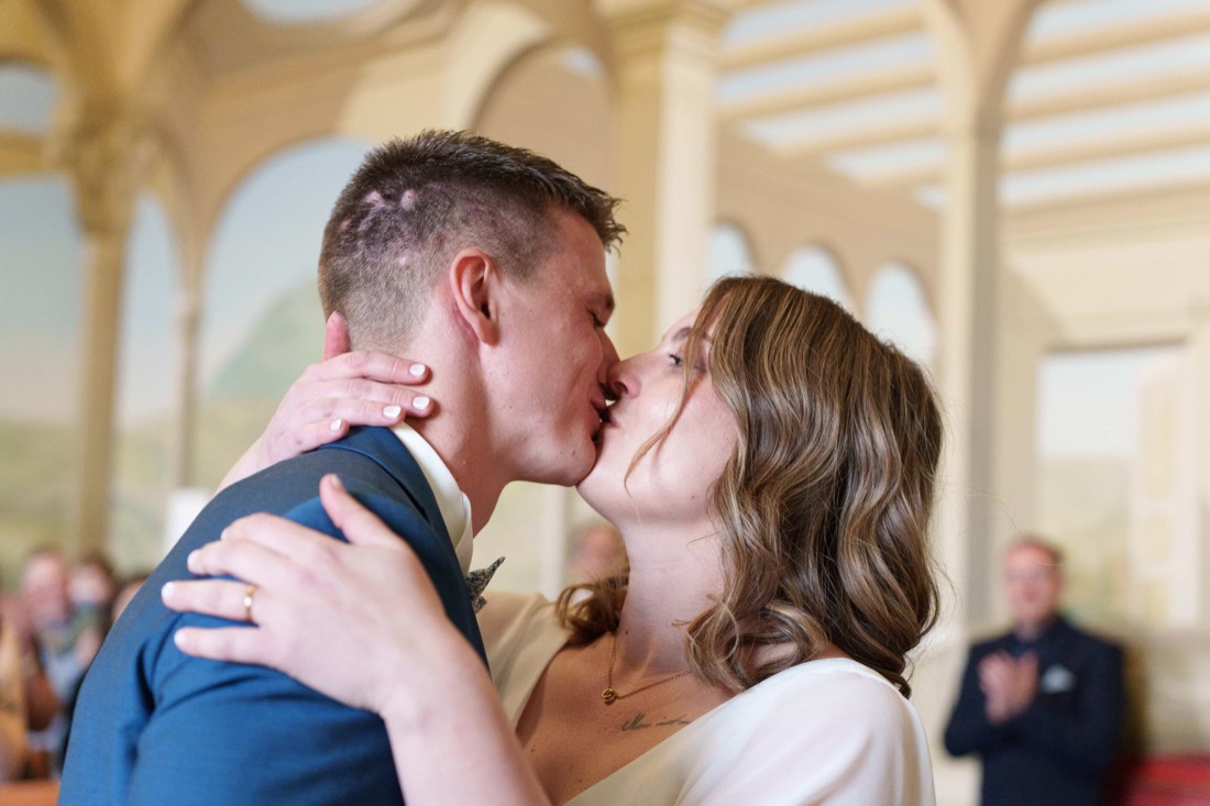 Il bacio degli sposi durante la cerimonia