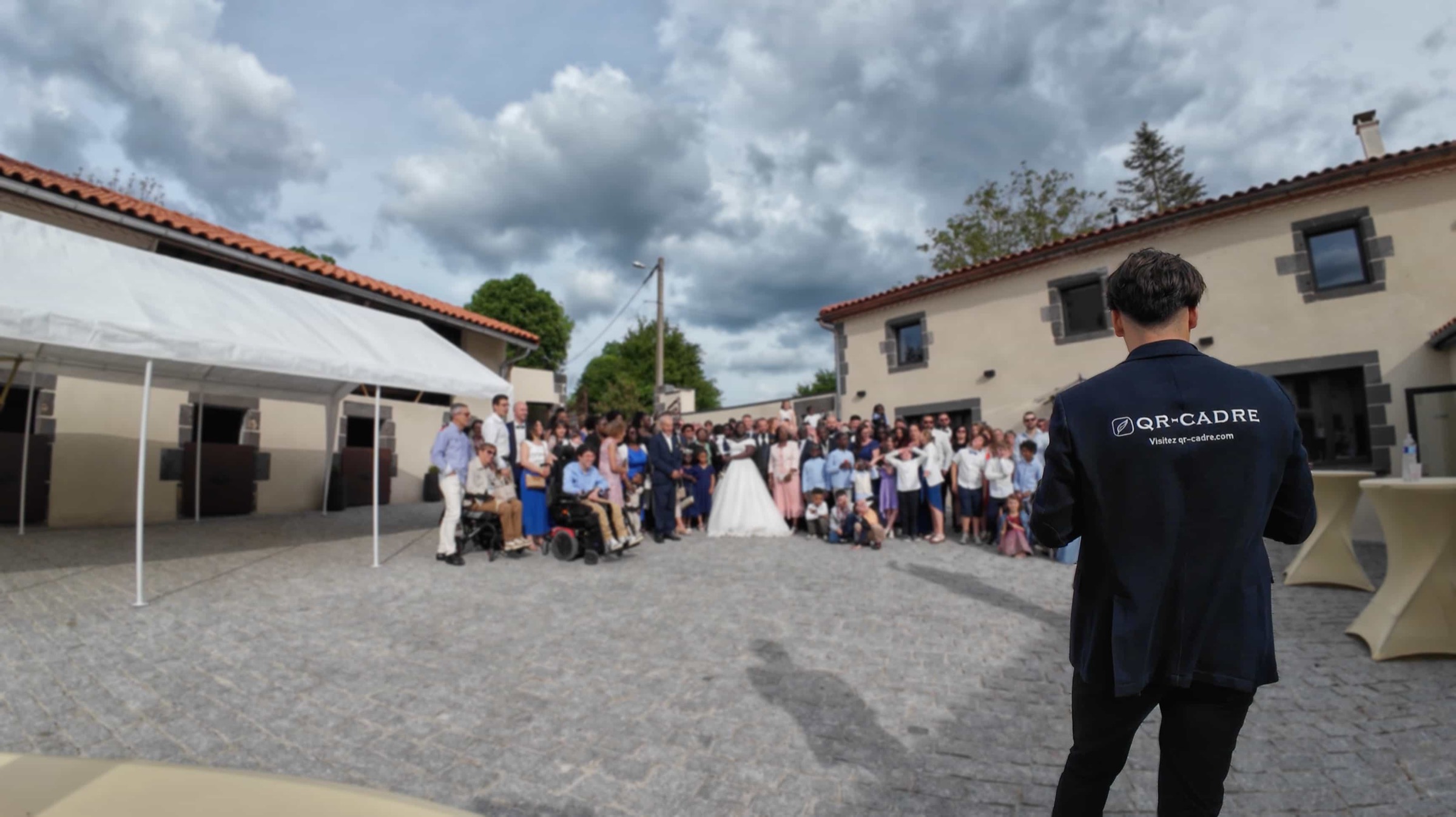Photographe QR-cadre organisant une photo de groupe pendant un mariage