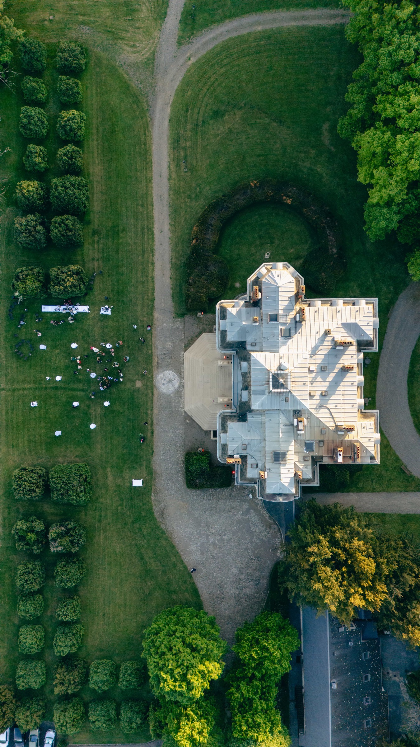 Vue aérienne d'un lieu de mariage avec les invités au vin d'honneur