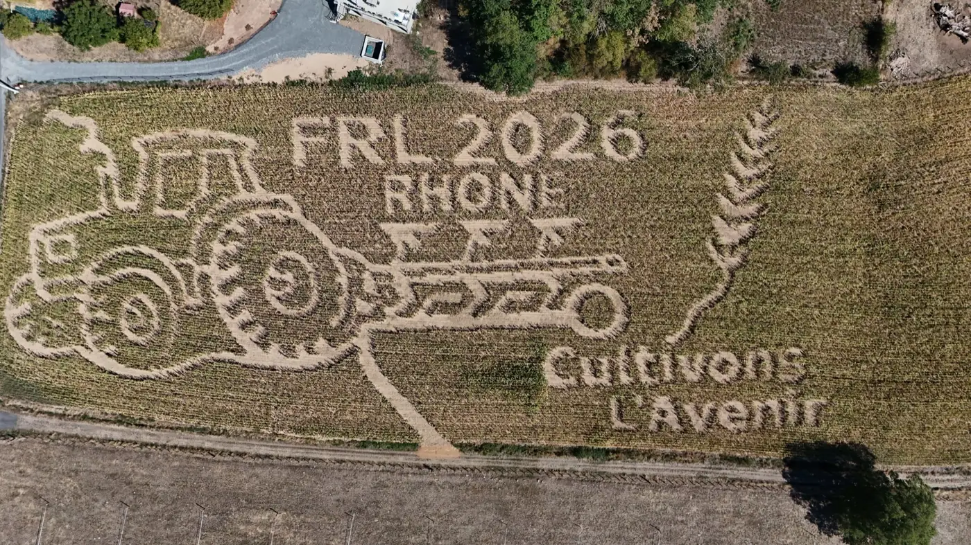 Labyrinthe de maïs vu du ciel, dessinant un tracteur, « FRL 2026 Rhône » et « Cultivons l’avenir »