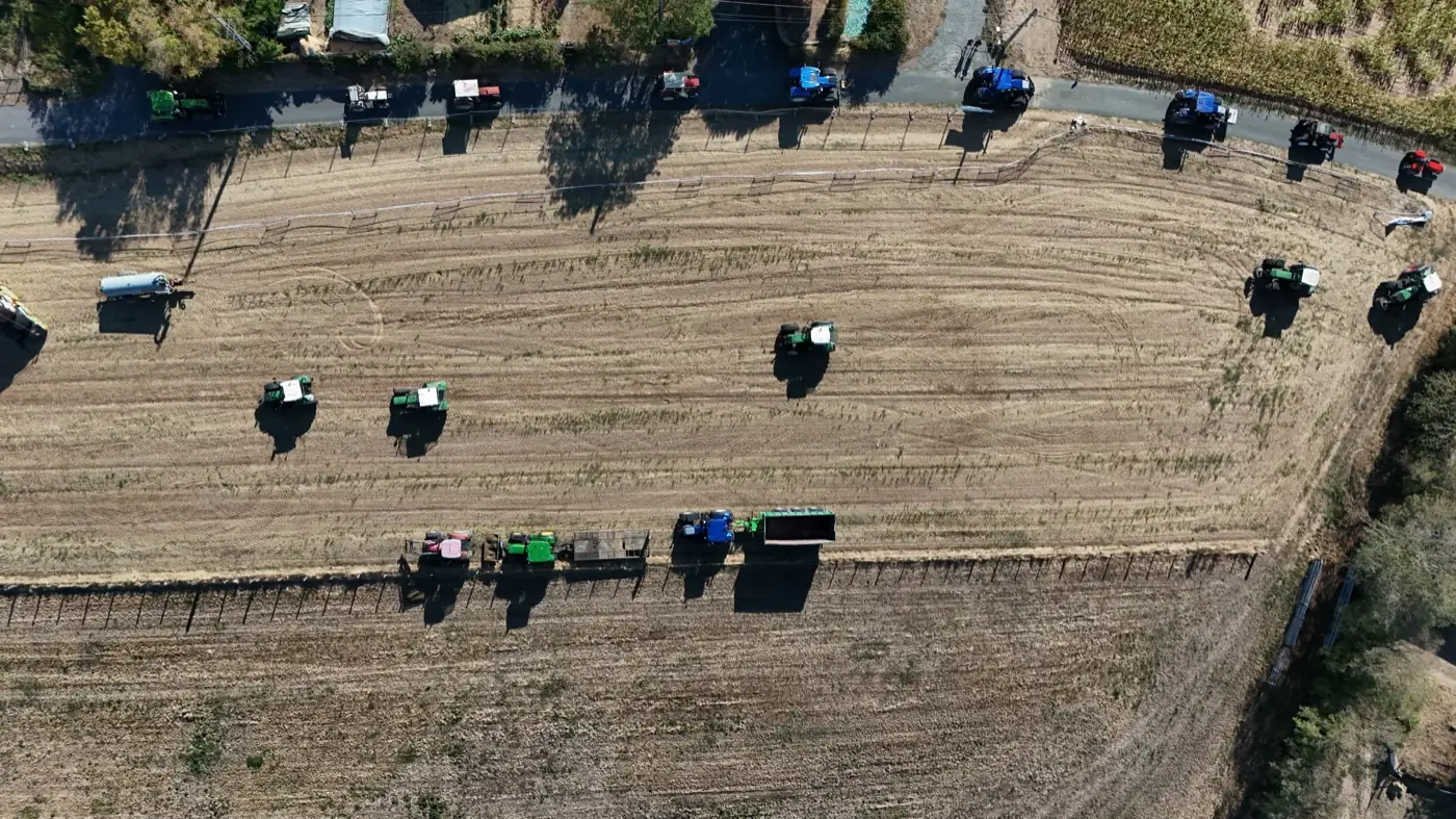 Vue aérienne des tracteurs arrivant sur les parcelles pour la finale départementale de labour