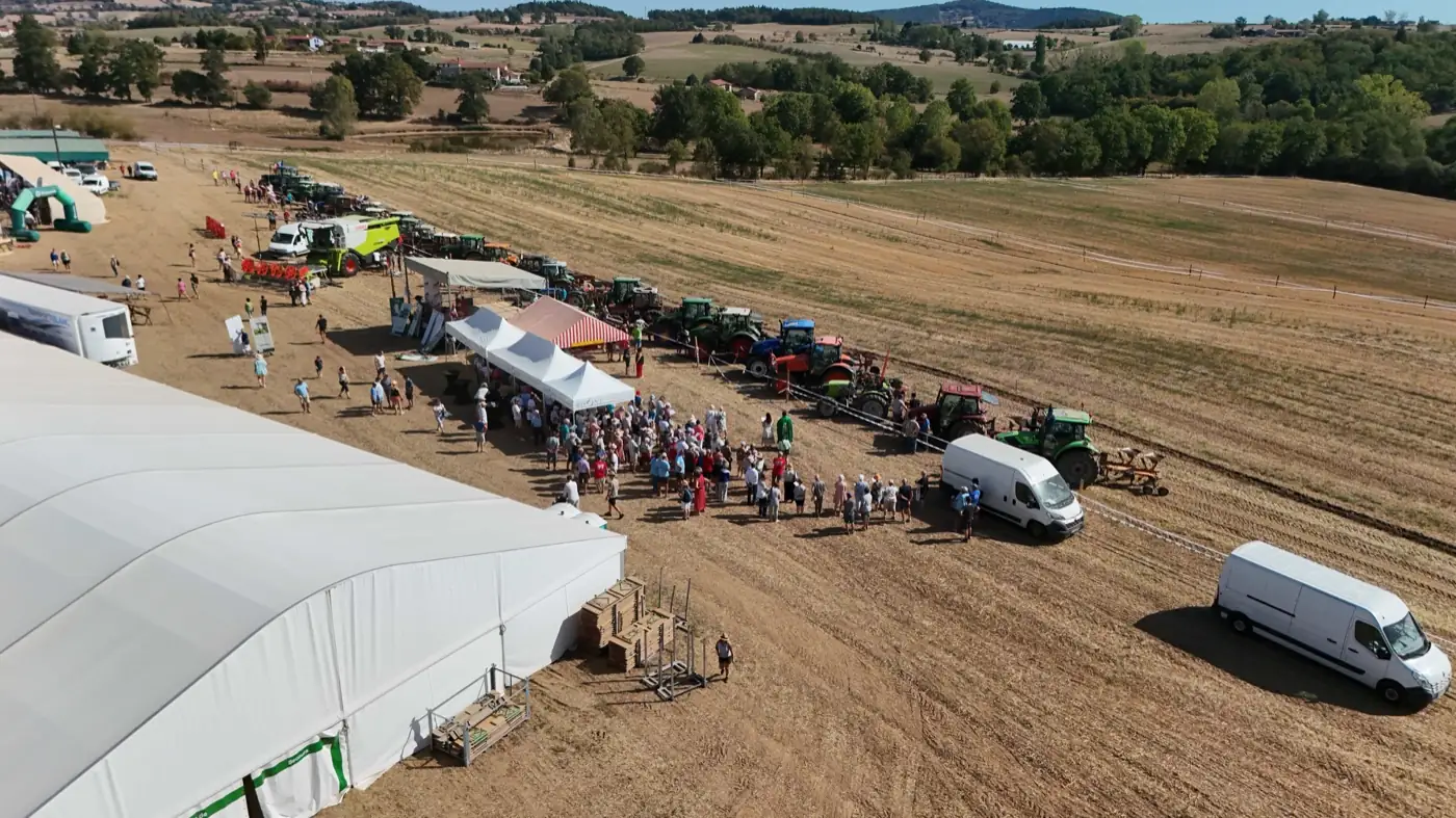 Vue aérienne de la bénédiction des tracteurs devant le grand chapiteau, monts du Lyonnais en arrière-plan