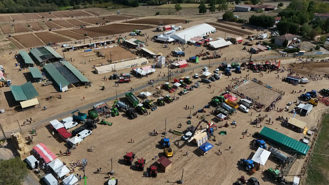 Vue aérienne d’ensemble de la Fête de l’Agriculture du Rhône en pleine activité