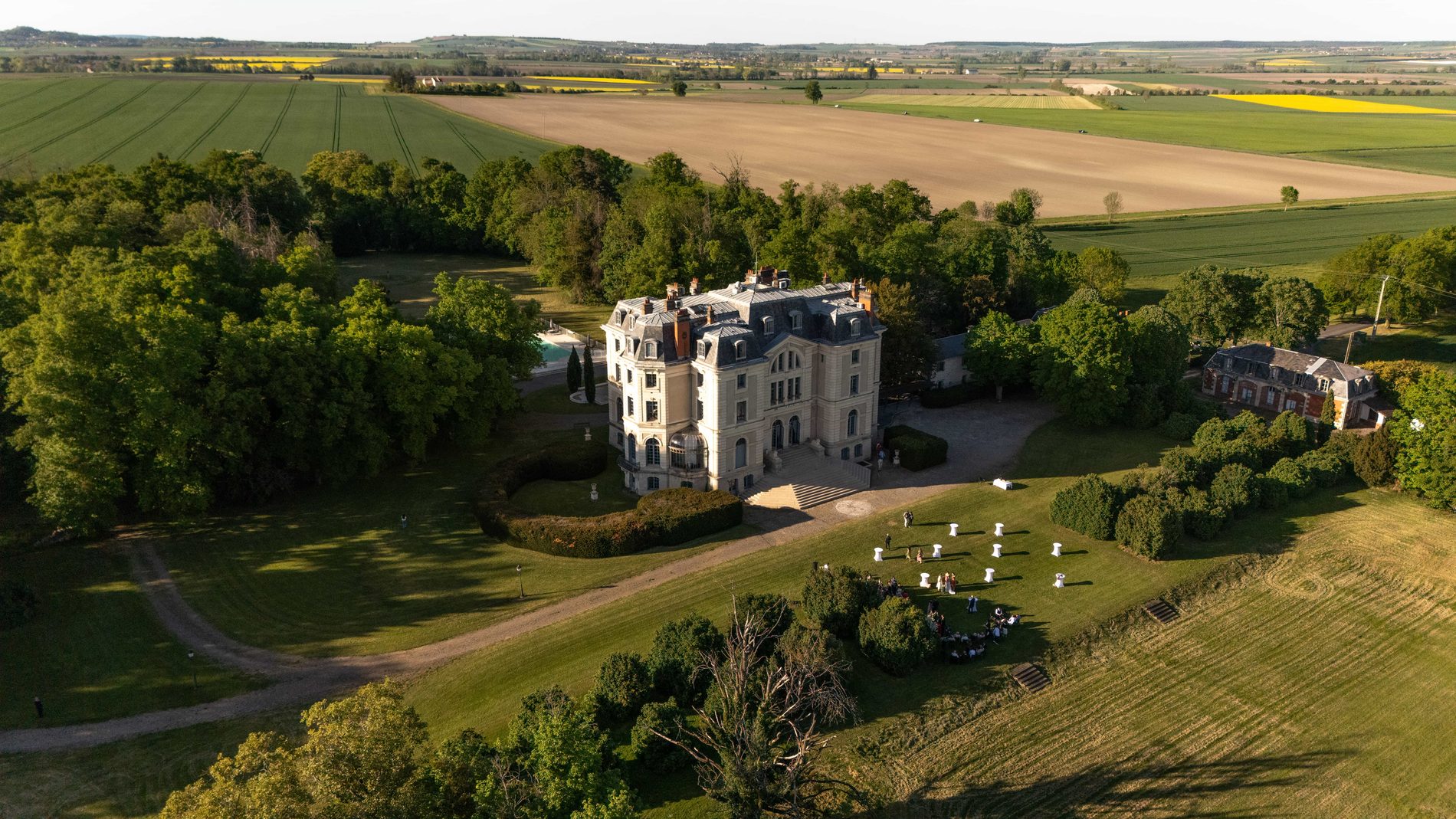Le Château de La Canière pendant un mariage au printemps
