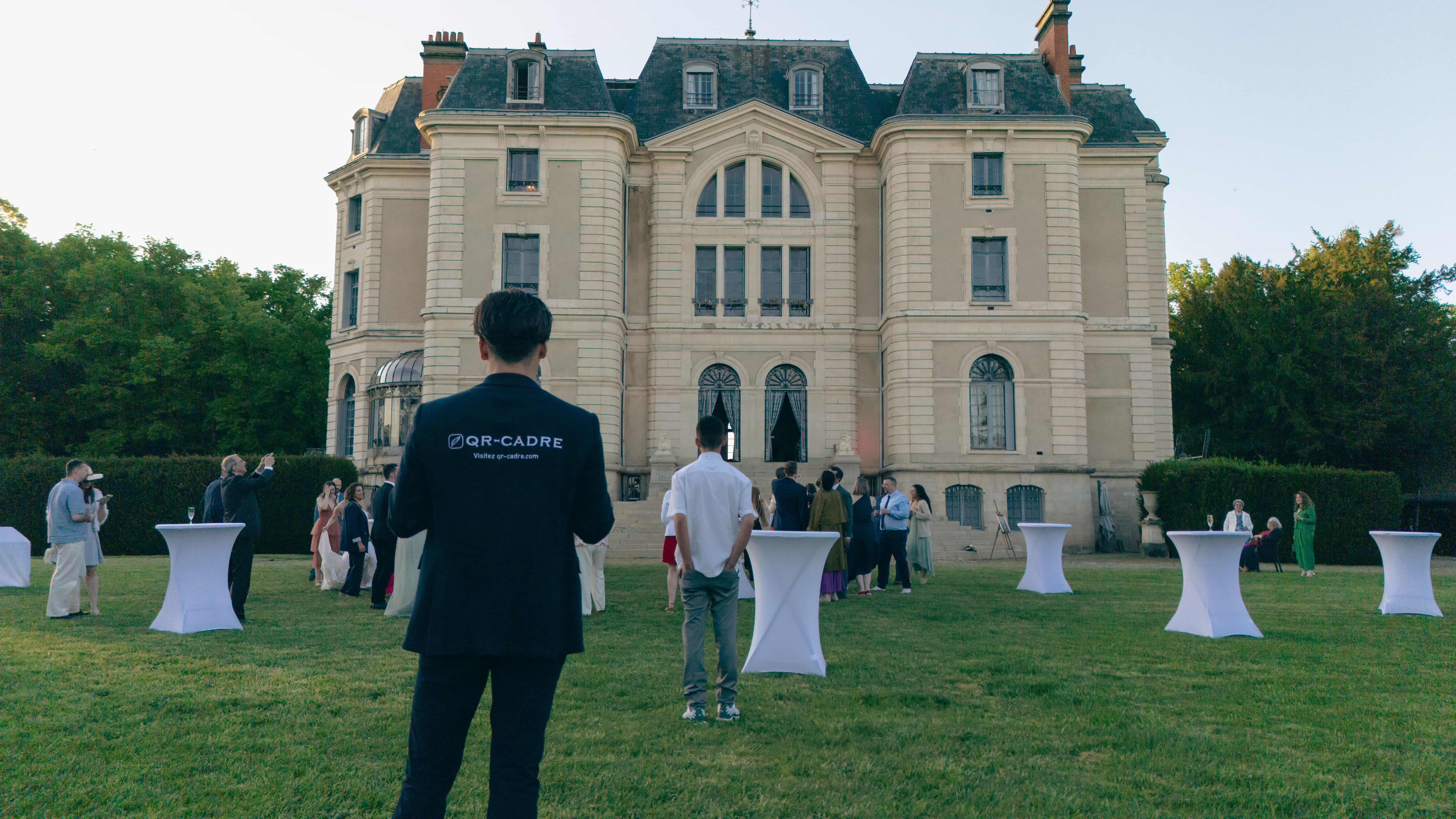 Mathieu Randon de dos pendant un vin d'honneur au Château de La Canière