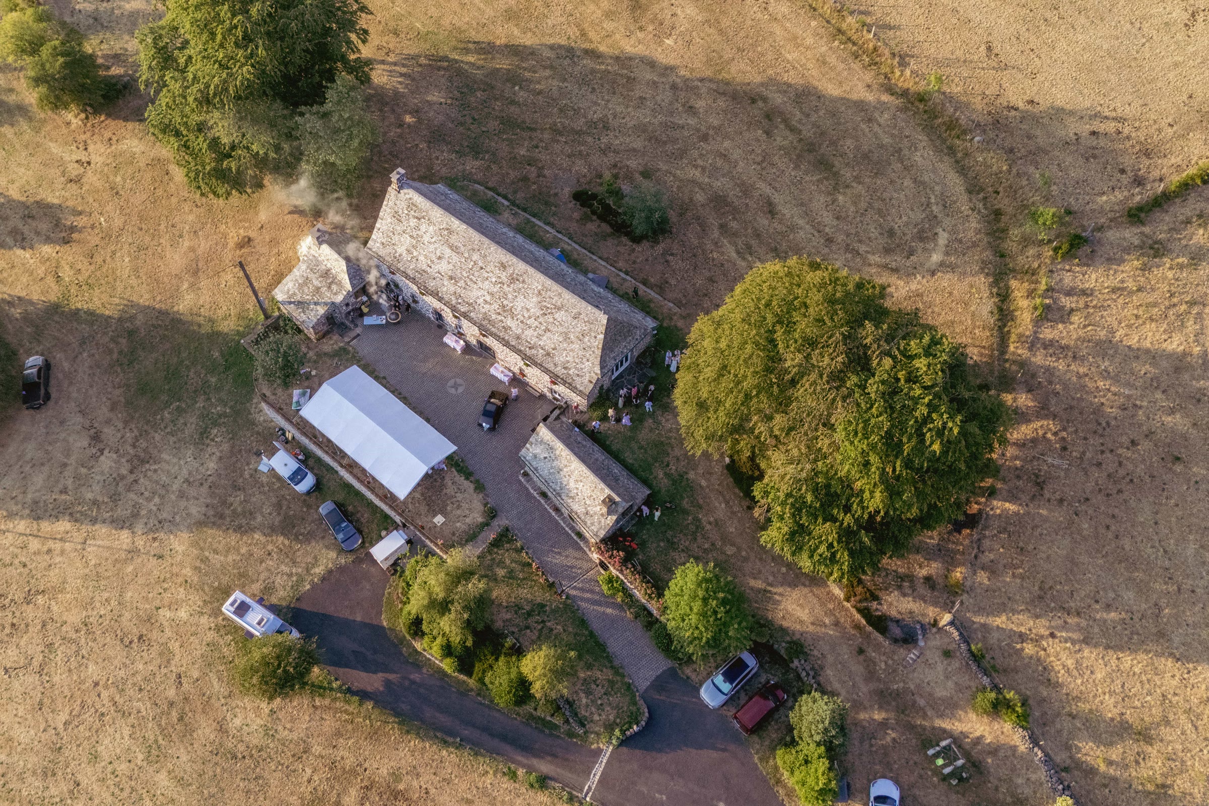 Vue aérienne du buron privé et de ses espaces de réception