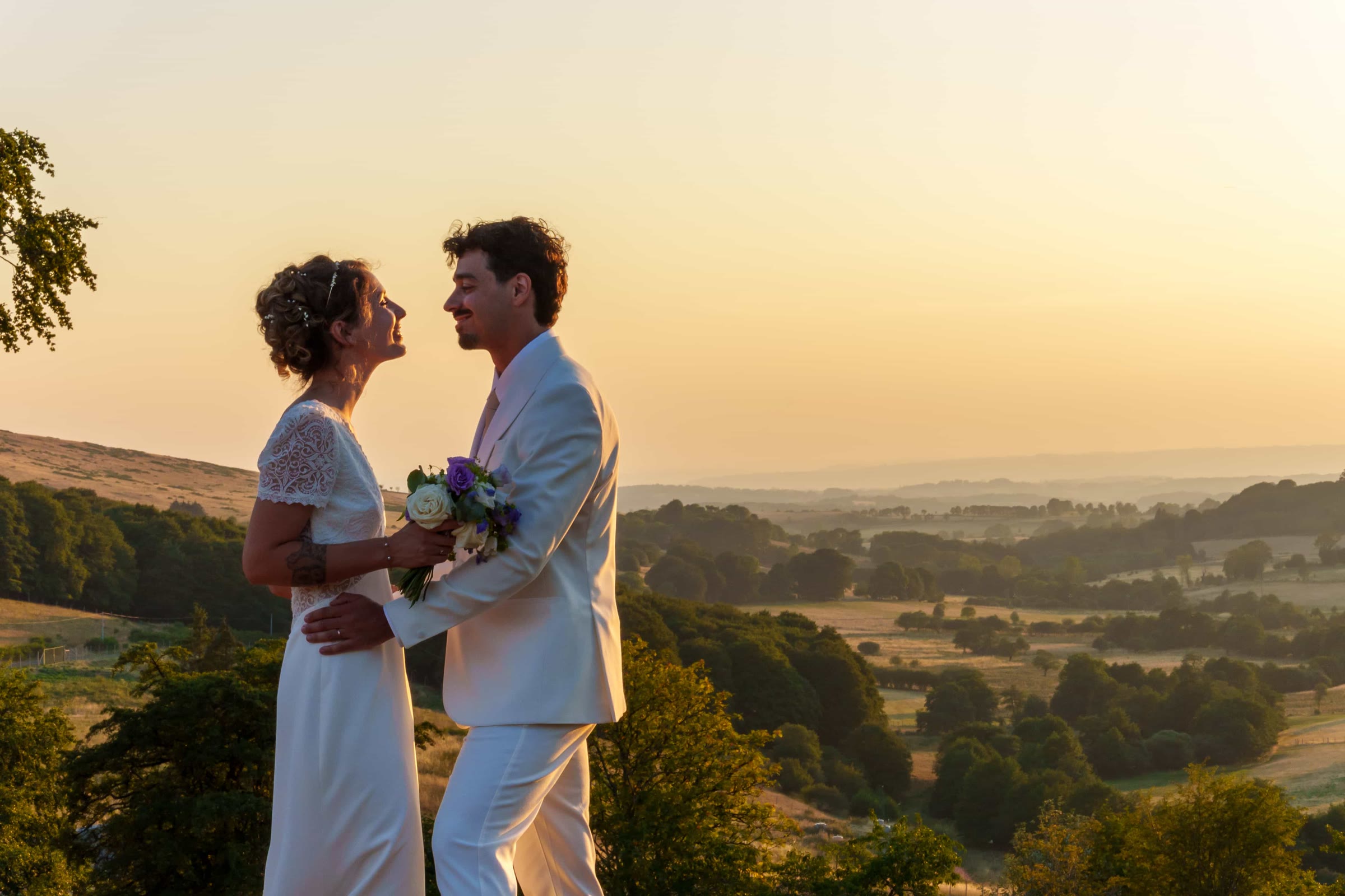 Les mariés devant les reliefs au coucher du soleil