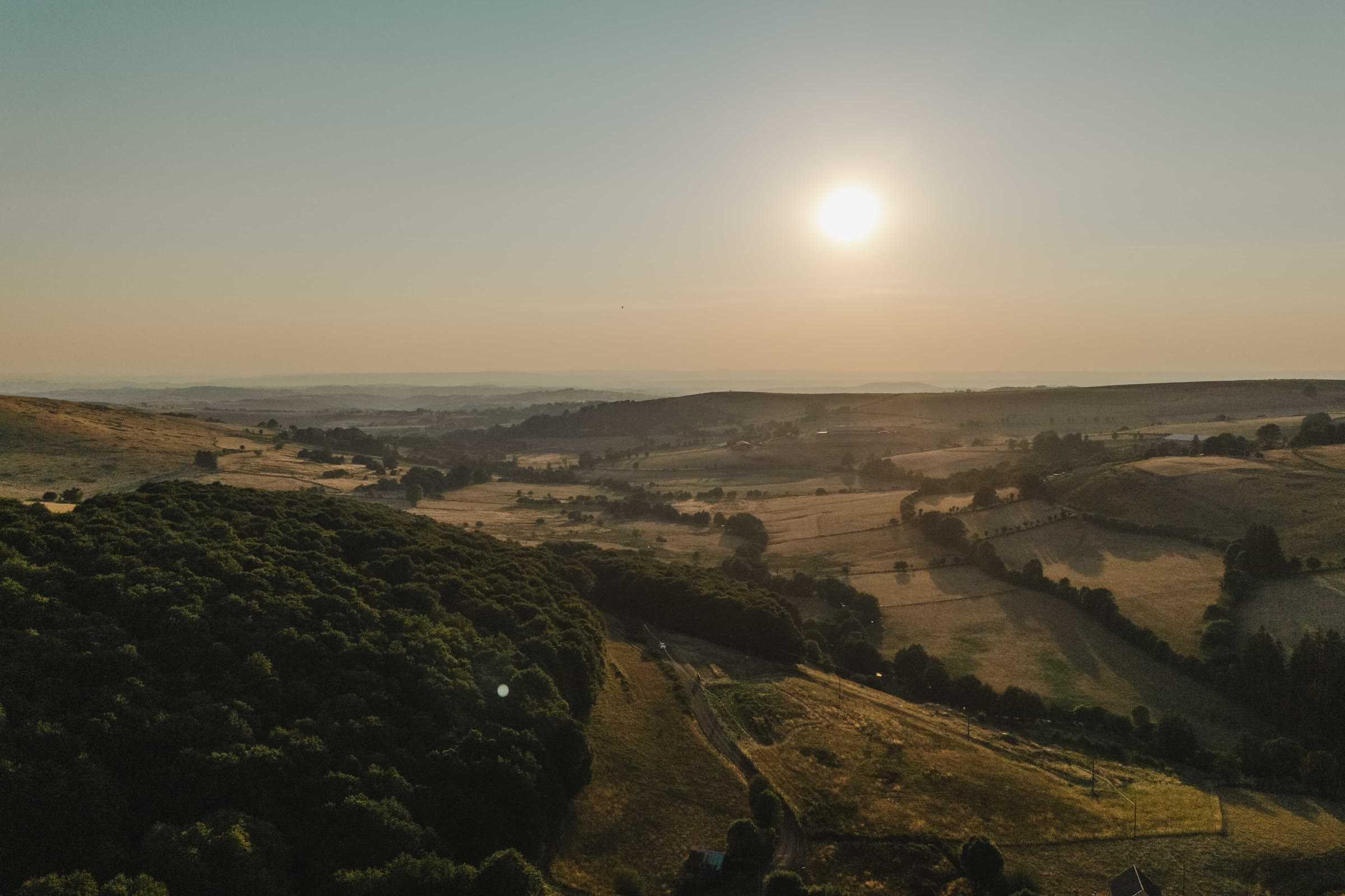 Panorama de collines et de pâturages au coucher du soleil