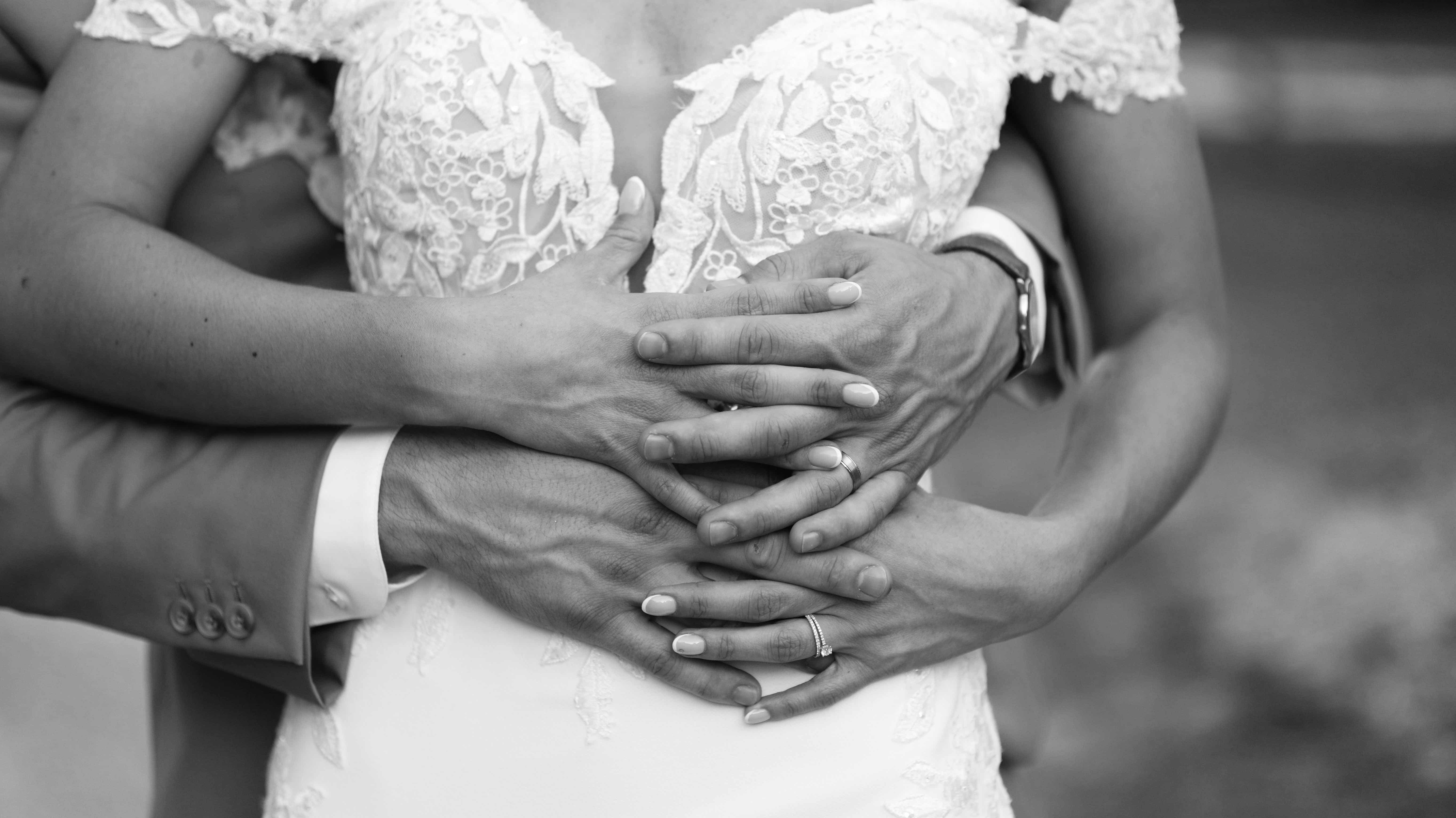 Photo de mariés en noir et blanc